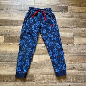 Nike graphic logo boys blue fleece sweatpants, size small